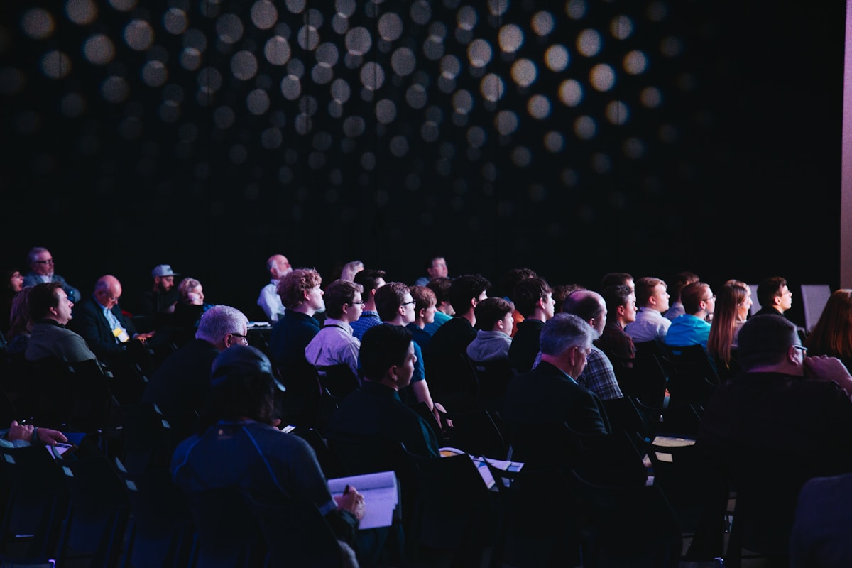 Audio-vizuál berendezések konferencia teremben - hangrendszer és LED fal technológia